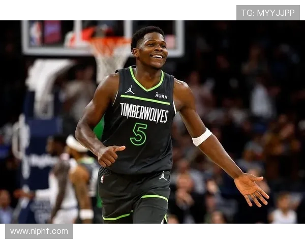 爱德华兹半场表现低迷仅得8分失误频繁三分球全失手状态堪忧